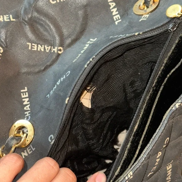 1995 Chanel Black Quilted Shoulder Bag with Gold Chain - Picture 7 of 16